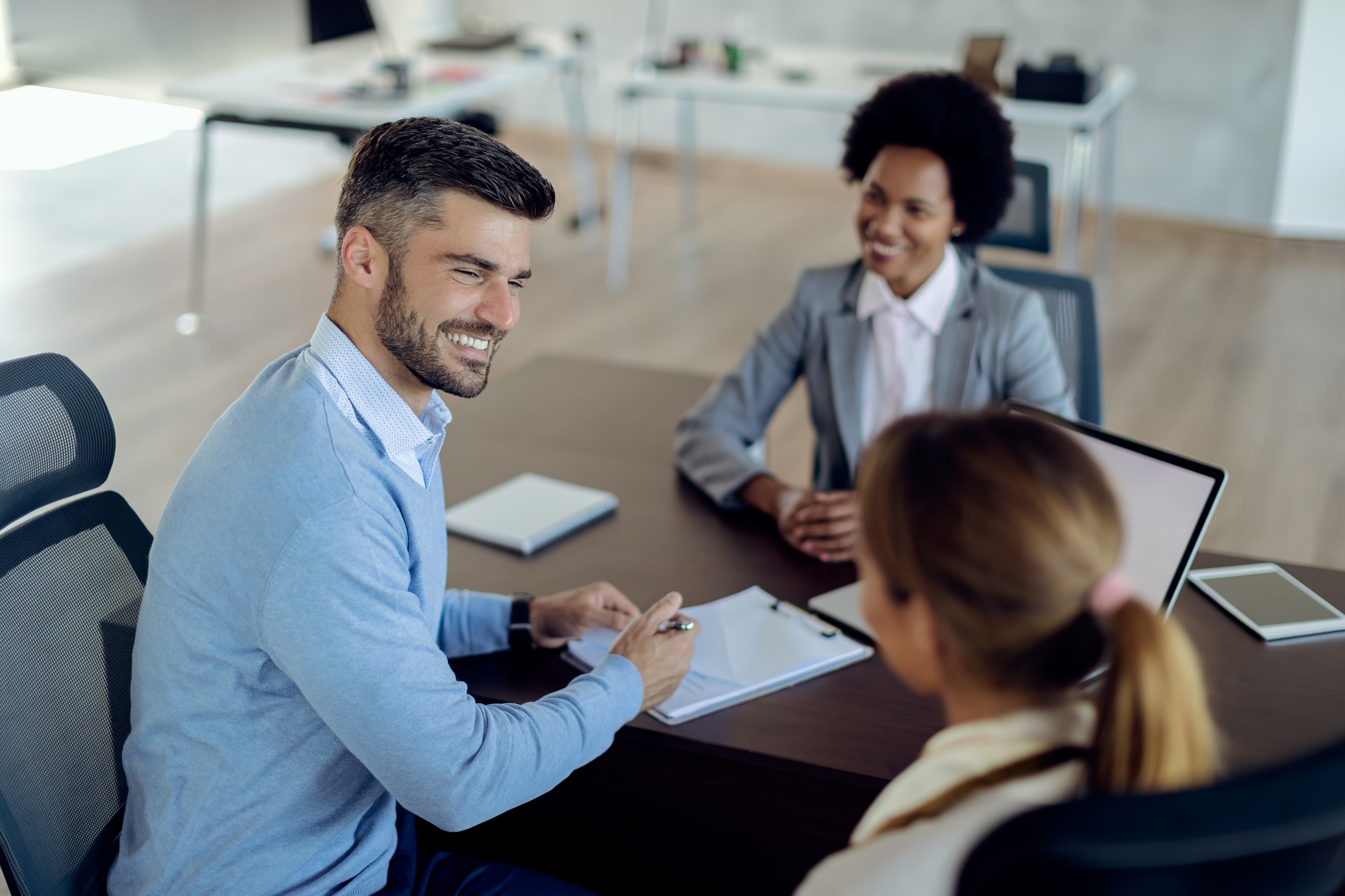 Clientes felizes acessando o site do Banestes Consórcio 